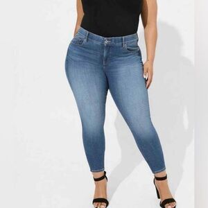Torrid Bombshell Skinny Straight Leg Blue Jeans with Pockets stretchy size 24